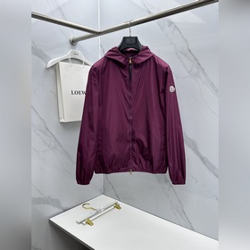 Moncler蒙口 2026春夏新品純色連帽夾克防曬服 設計巧思：細節處藏着 會
