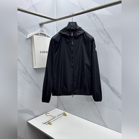 Moncler蒙口 2026春夏新品純色連帽夾克防曬服 設計巧思：細節處藏着 會