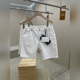 Prada 普拉達  三标齊全新款白色牛仔短褲，這款百慕大短褲經過水洗處理，突