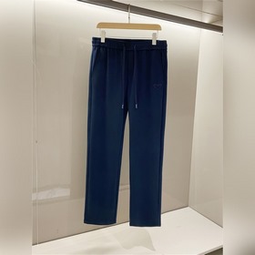 Prada 普拉達Prada 普拉達  三标齊全家族最新的秀場系列，極簡主義的