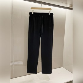 Prada 普拉達Prada 普拉達  三标齊全家族最新的秀場系列，極簡主義的