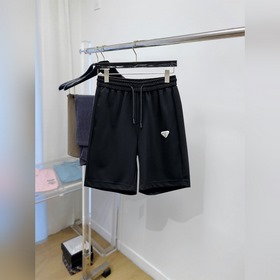 普拉達 2026夏季新款男士休閑短褲，高級定制面料透氣面料 透氣彈力舒适度極高，