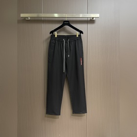 Prada 三角标戶外機能風黑白休閑褲，經典倒三角金屬标+立體刺繡Logo雙重加
