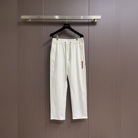 Prada 三角标戶外機能風黑白休閑褲，經典倒三角金屬标+立體刺繡Logo雙重加