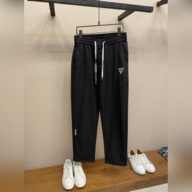 Prada，戶外機能風黑白休閑褲 經典倒三角金屬标+立體刺繡Logo雙重加持，後
