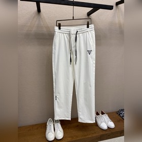 Prada，戶外機能風黑白休閑褲 經典倒三角金屬标+立體刺繡Logo雙重加持，後