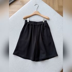 Prada 普拉達經典金标棉質百慕大短褲 以品牌标志性的金色琺琅三角标為點睛之筆