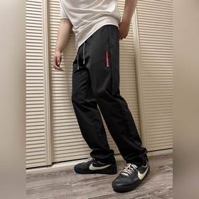 Prada 普拉達三角标戶外機能風黑白休閑褲 經典倒三角金屬标+立體刺繡Logo