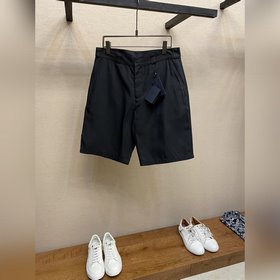 Prada、時尚感的 前衛精神 ， 嶄新的氣息襯衫，時裝界的代表佳作.渠道精品.