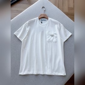 Prada 普拉達三角标口袋拉鍊短袖T恤 極簡高階質感 經典永不過時的意式輕奢，
