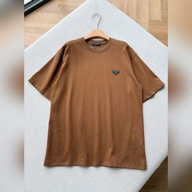 Prada 普拉達經典三角琺琅徽标情侶款短袖T恤 标志性三角琺琅徽标：金屬質感三