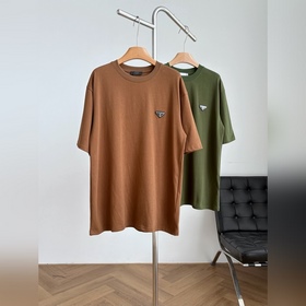 Prada 普拉達經典三角琺琅徽标情侶款短袖T恤 标志性三角琺琅徽标：金屬質感三