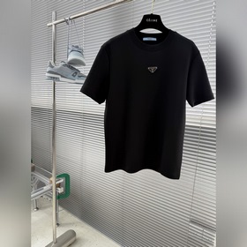 Prada 普拉達 經典三角标短袖T恤 簡約中的奢華表達 一件T，也能穿出高級