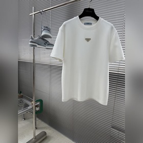 Prada 普拉達 經典三角标短袖T恤 簡約中的奢華表達 一件T，也能穿出高級