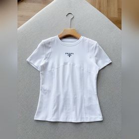 Prada 普拉達26春夏新款修身針織T恤 把極簡主義和品牌經典基因揉進日常裡。