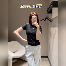 Prada 普拉達26春夏新款修身針織T恤 把極簡主義和品牌經典基因揉進日常裡。