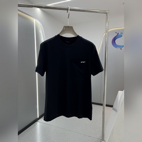 Prada 普拉達 26春夏新品T恤 這款短袖采用了整體采用液氨棉面料，具有絲綢