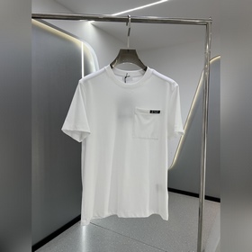 Prada 普拉達 26春夏新品T恤 這款短袖采用了整體采用液氨棉面料，具有絲綢