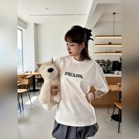 Prada 普拉達字母刺繡白T 極簡高級的日常範本 甄選99%長絨棉+1%聚酯