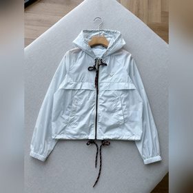 Prada 普拉達水晶冰藍連帽短款防曬衣 當PR三角标遇上清透水晶藍，把26春夏