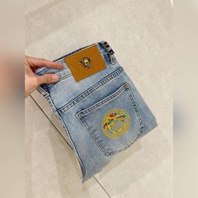 Versace範思哲 2026夏季最新 推出男士薄款牛仔褲新品！重工水洗牛仔面料