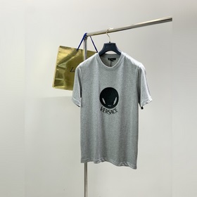 Versace 範思哲，2026夏季最新品，專櫃同步有售，原單狠貨，時尚休閑圓領