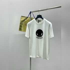 Versace 範思哲，2026夏季最新品，專櫃同步有售，原單狠貨，時尚休閑圓領