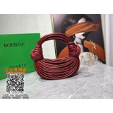bv家新款打結包，突兀的設計理念獨處一格 羊皮材質打造。造型天馬行空，打