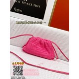 Pouch手拿包 它還有一個更溫油的名字叫雲朵包噢Celin前設計師到BV之後的