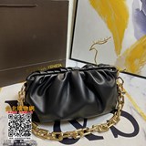 -BV雲朵 Thepouch年度包王 也是19年時尚圈人手一隻單品，20