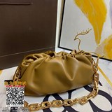 -BV雲朵 Thepouch年度包王 也是19年時尚圈人手一隻單品，20