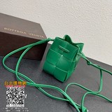 -bv最新的小可愛，手工編織小水桶，延續了Daniel lee的極簡主義