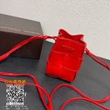 -bv最新的小可愛，手工編織小水桶，延續了Daniel lee的極簡主義