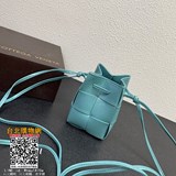 -bv最新的小可愛，手工編織小水桶，延續了Daniel lee的極簡主義