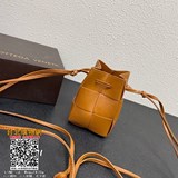 -bv最新的小可愛，手工編織小水桶，延續了Daniel lee的極簡主義