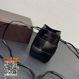 -bv最新的小可愛，手工編織小水桶，延續了Daniel lee的極簡主義