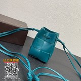 -bv最新的小可愛，手工編織小水桶，延續了Daniel lee的極簡主義