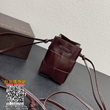 -bv最新的小可愛，手工編織小水桶，延續了Daniel lee的極簡主義
