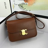 新品Celi&e賽@專櫃新款凱旋包TRIOMPHE從名字到設計細節，都是對品牌歷史的創新定義。