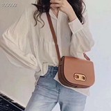 最新CELINE MAILLON TRIOMPHE 中號緞面小牛皮手袋。進口小牛皮搭配小羊皮襯里，