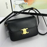 新品Celi&e賽@專櫃新款凱旋包TRIOMPHE從名字到設計細節，都是對品牌歷史的創新定義。