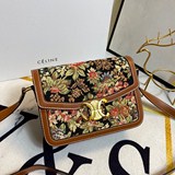 Celine新款Box 新款（凱旋門）老花豆腐包。大家都知道C家換了設計師 ，這次新款和舊款的最大不同之處在于鎖扣，