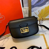 【原版高品質】最新CELINE MAILLON TRIOMPHE 中號緞面小牛皮手袋。