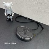 CELINE｜秋冬新品～光滑牛皮革斜挎橢圓形錢包