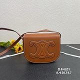 CELINE 春夏FOLCO馬鞍包、這隻和經典老花馬鞍差不多大，而且是磁