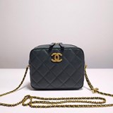 2023chanel  21k最新爆款mini  相機包經典菱格  飾以金色鍊子