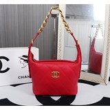 2023chanel 五金鍊條腋下包現貨；頭層牛皮材質，尺寸28x22cm，款号