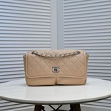 2023chanel 牛皮時尚五金（古銀），斜挂。獨特的設計風格 讓整個包包看起