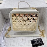 2023chanel 21k秋冬新款化妝包盒子 相機包 小羊皮搭配金屬鏡面設計美