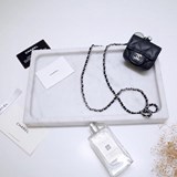 2023chanel藍牙耳機專櫃同款牛皮，  它沒有巴掌大，可以裝耳機也可以當挂